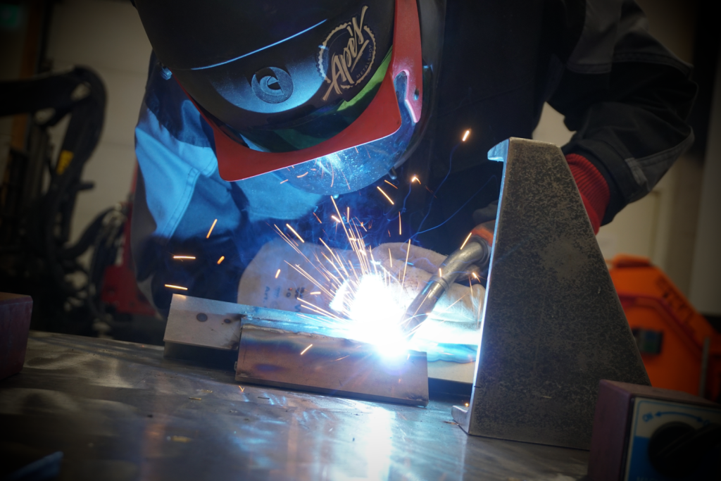 Hitsauskurssi menossa