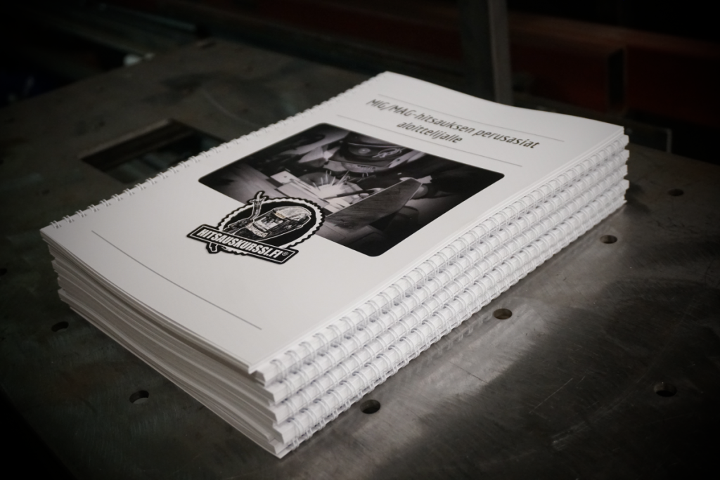 Oppikirja, kokonaan omaa tuotantoa