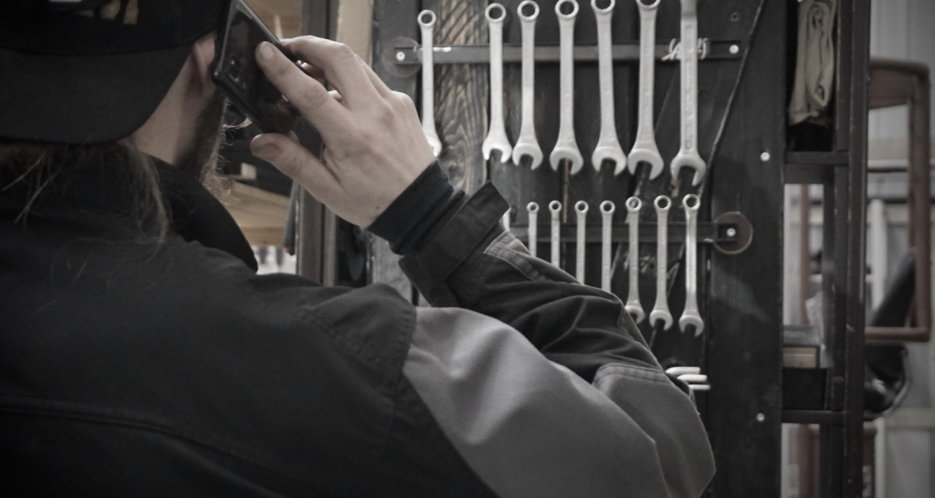 Yrittäjä viihtyy puhelin korvallaan