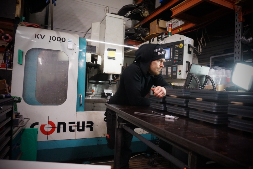 Yrittäjä ja CNC-työstökone